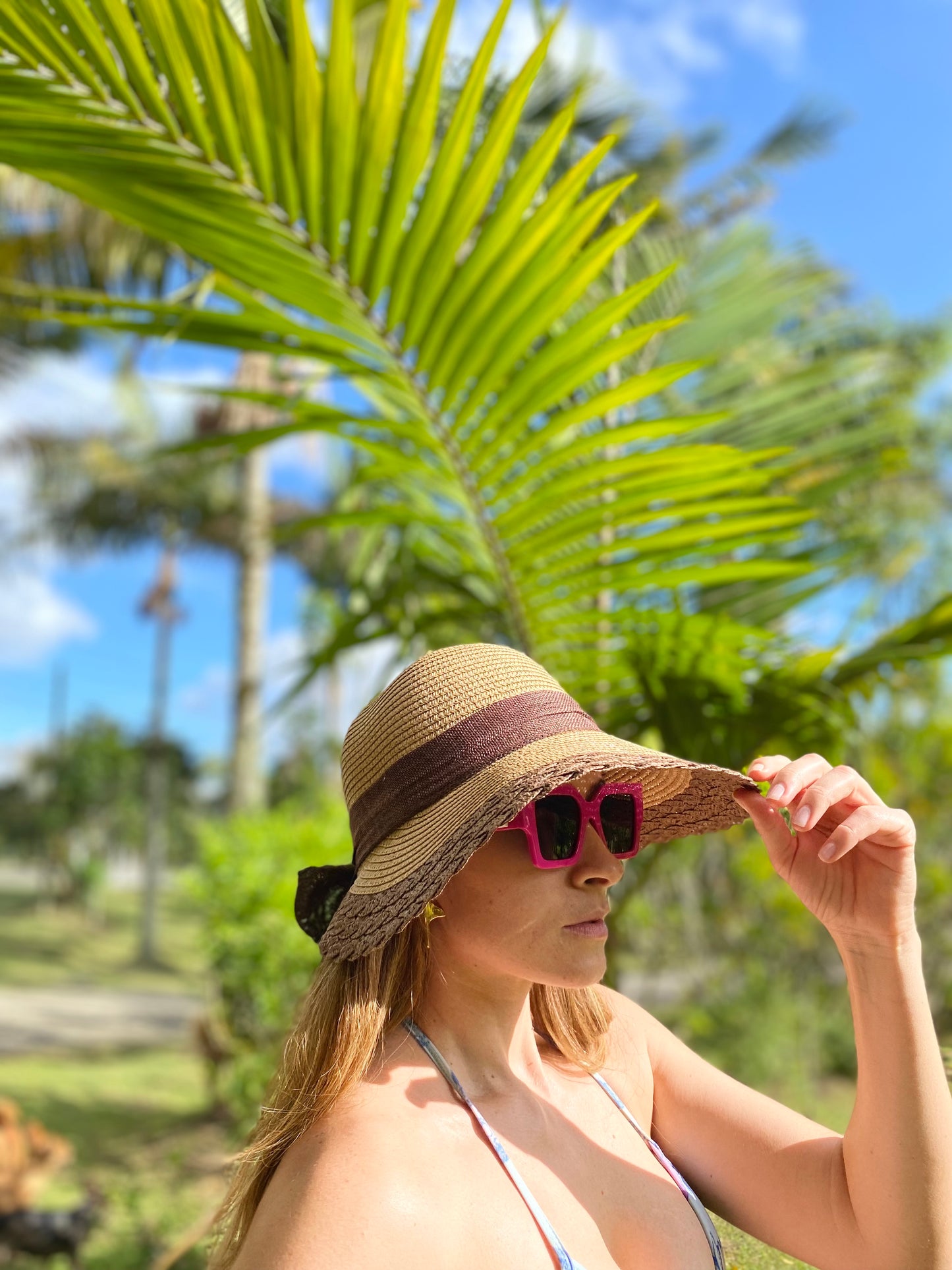 Sombrero tipo visera con borde y cinta moño