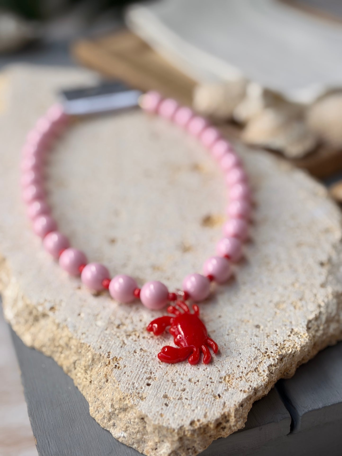 Collar bolas rosadas medianas cangrejo en vidrio