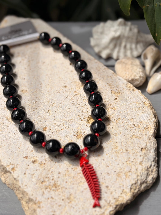 Collar bolas negro dije espina pez rojo