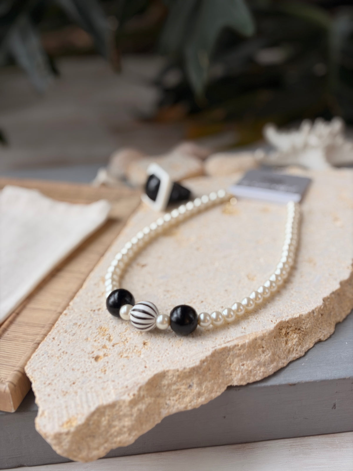 Collar perlas dijes bolas blanco y negro