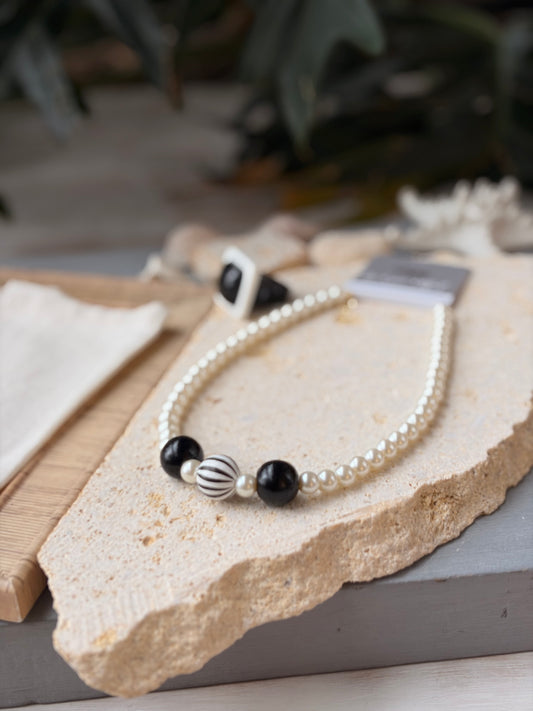 Collar perlas dijes bolas blanco y negro