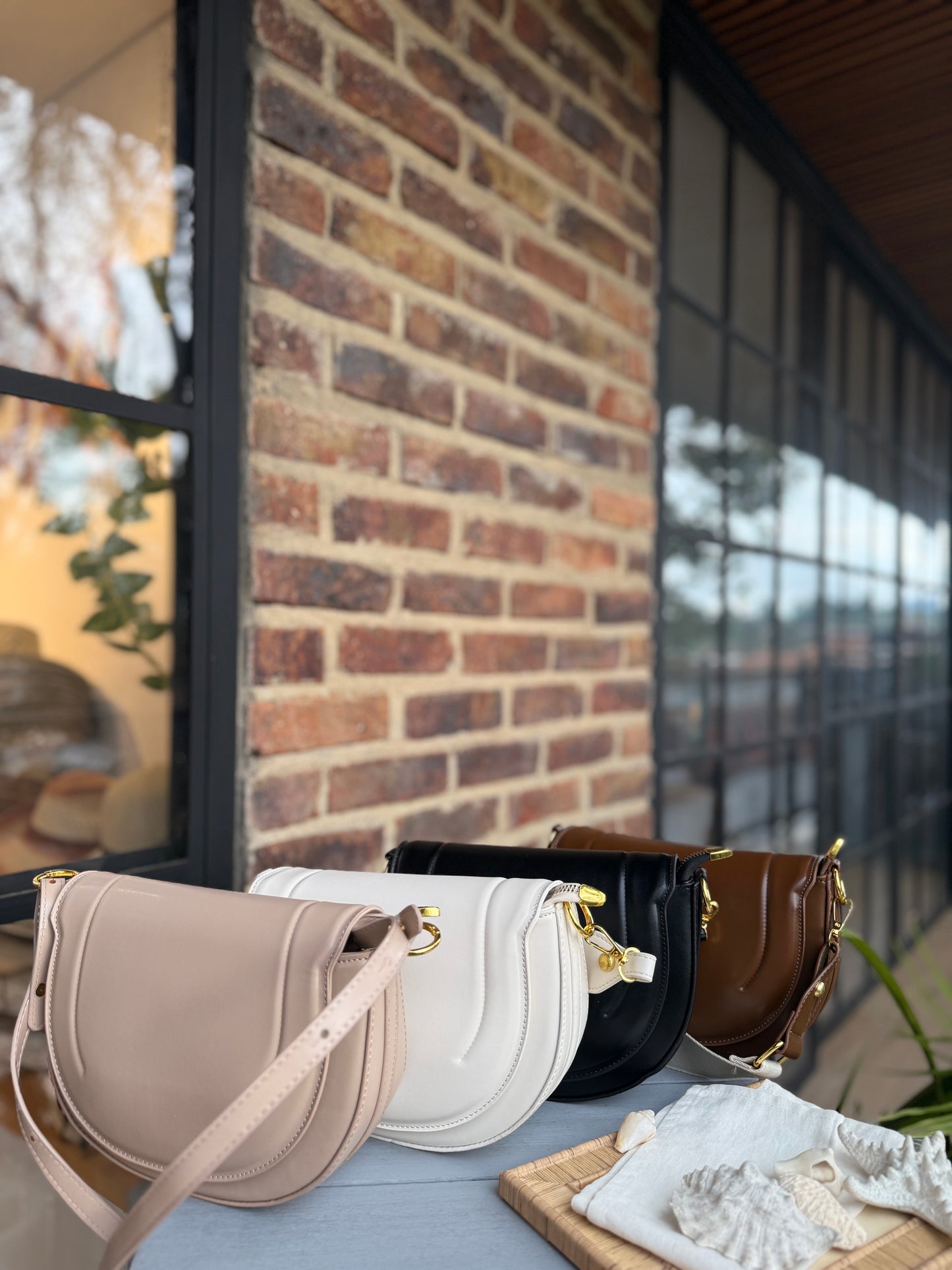 Bolso manos libres tipo cuero con doble cargadera