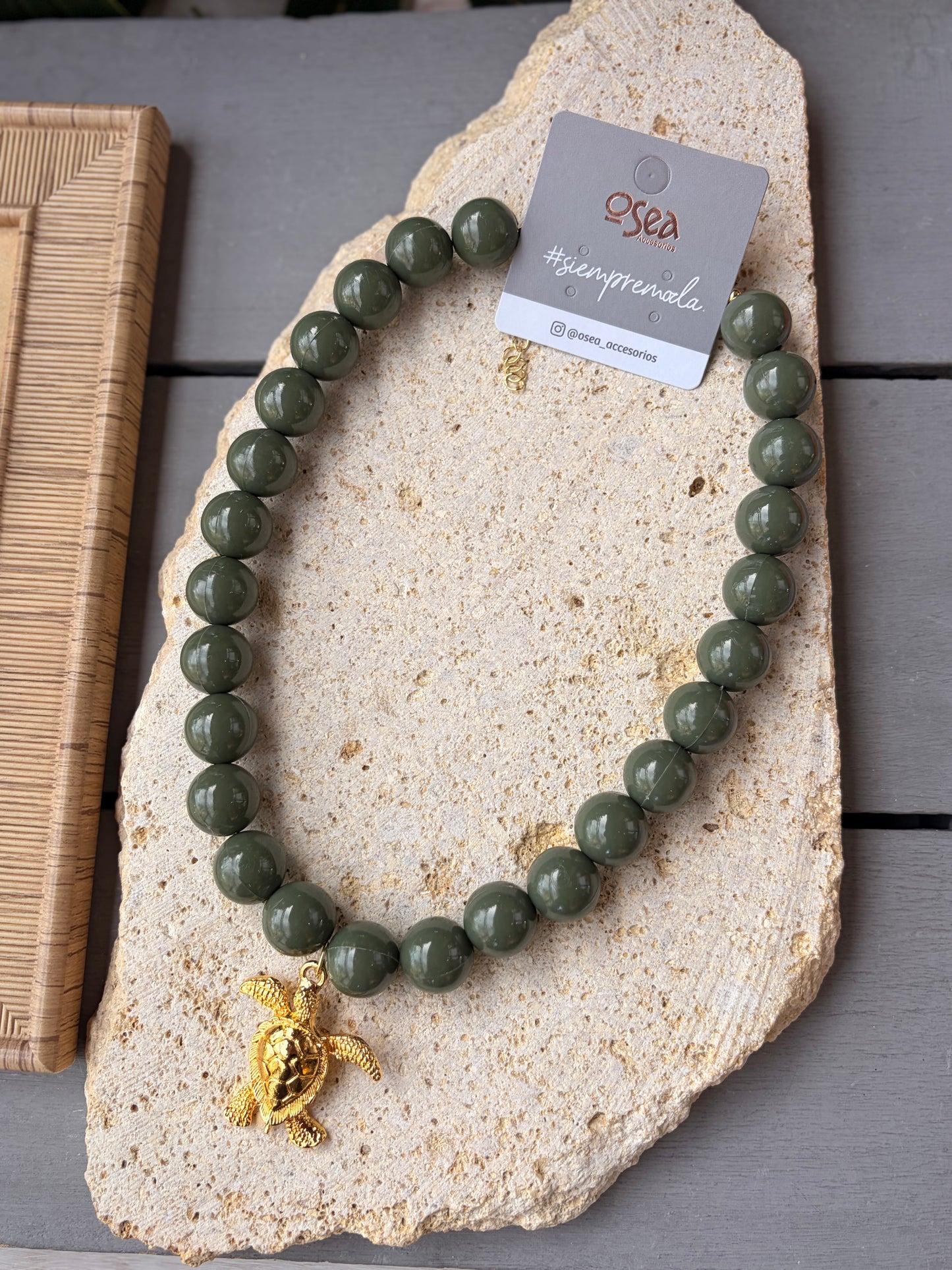 Collar bolas verde dije tortuga de mar 24k