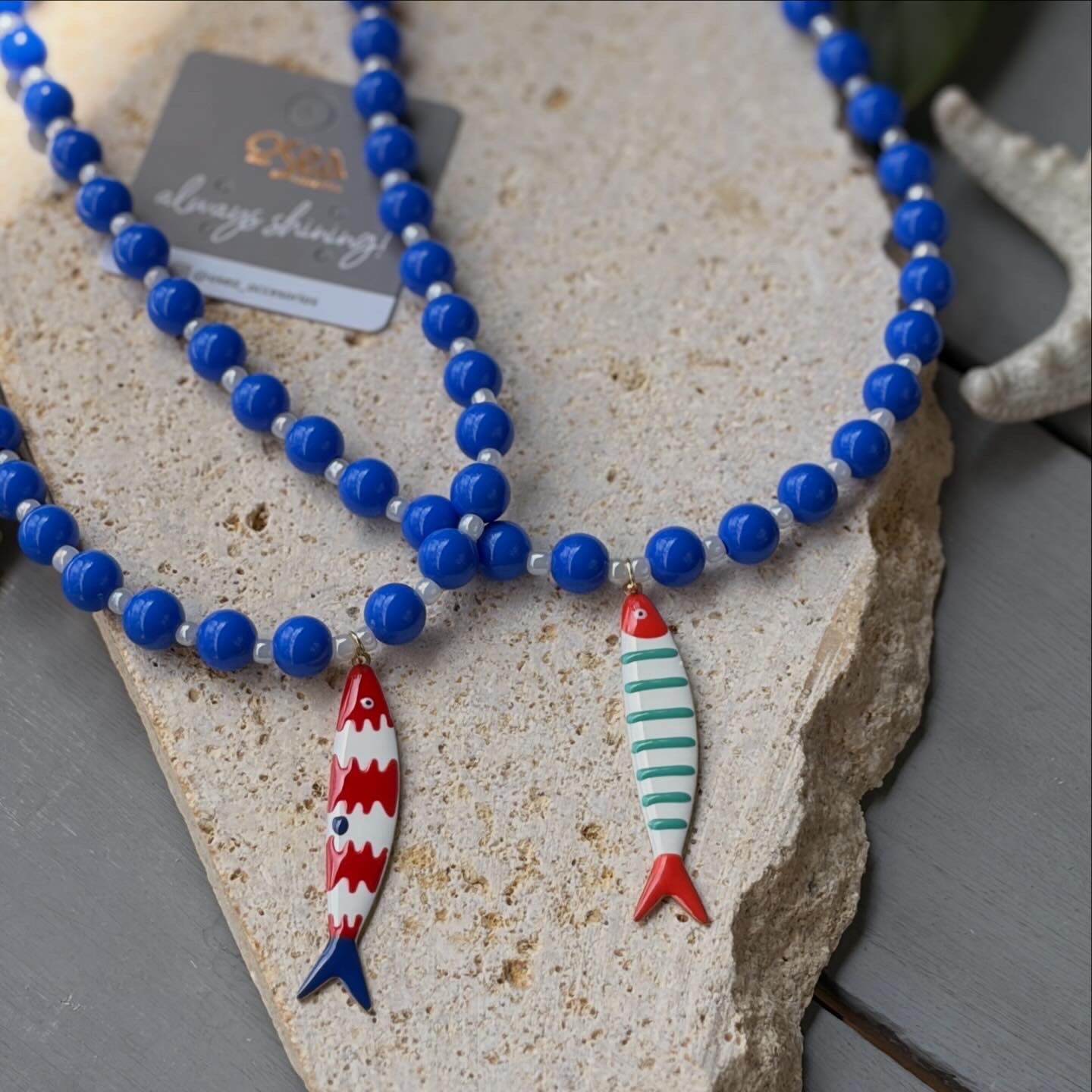 Collar bolas azules mostacillas dije pez