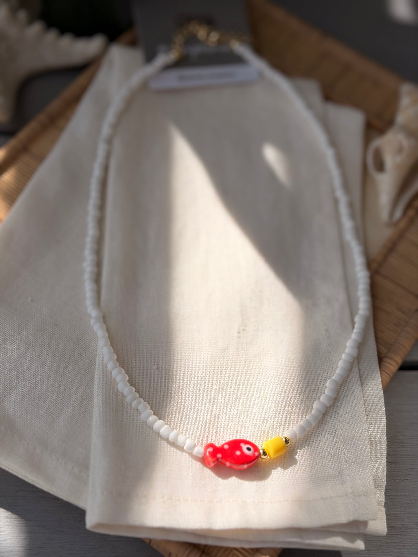 Collar mostacilla mediana blanca dije pez