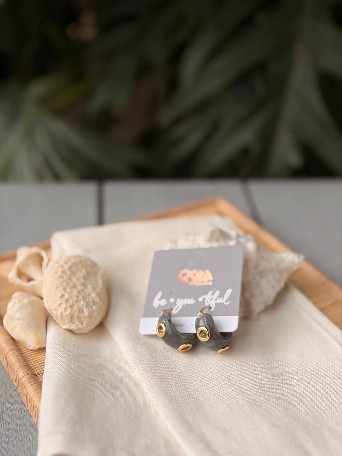 Candongas en resina y taches