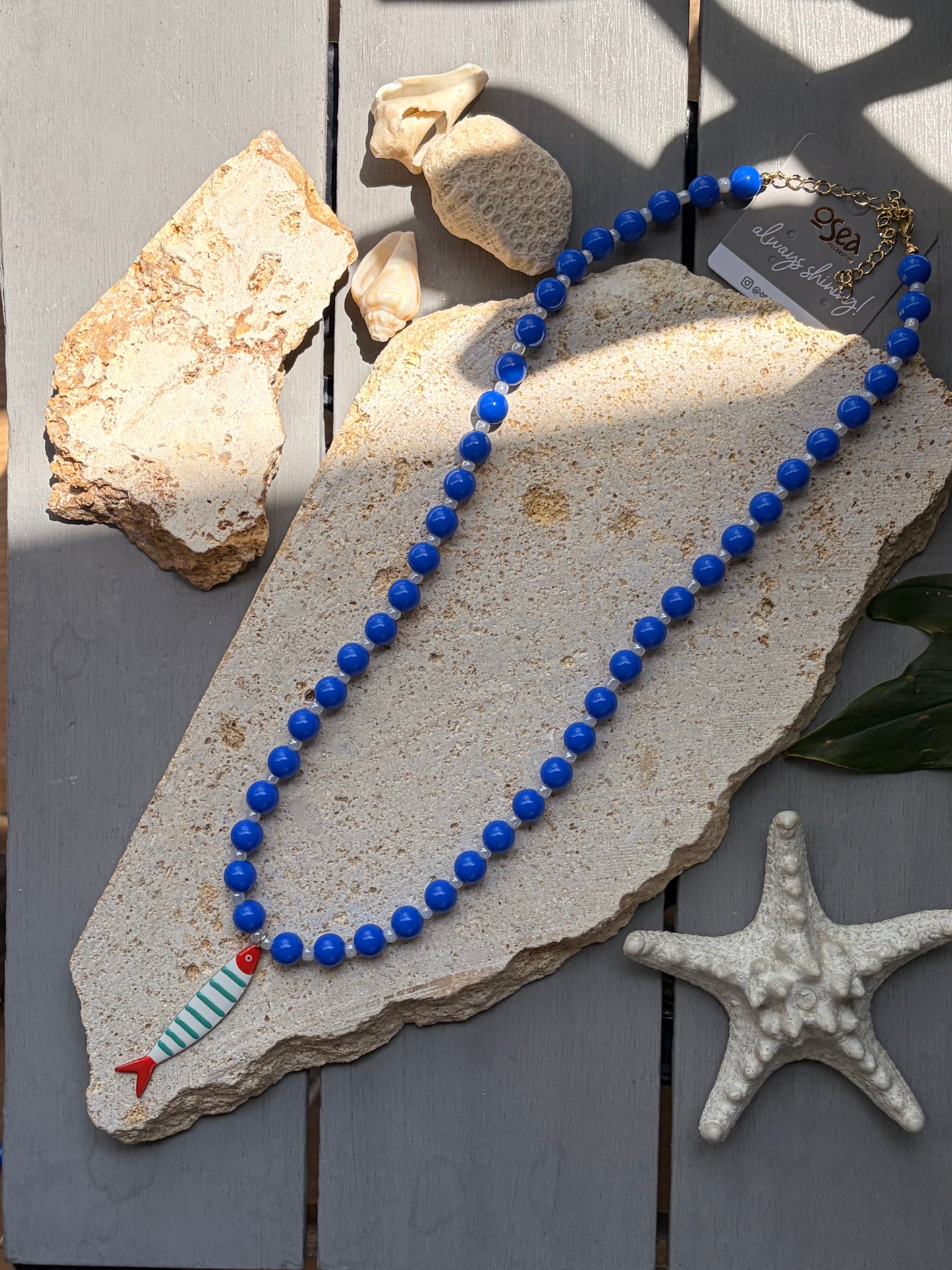 Collar bolas azules mostacillas dije pez