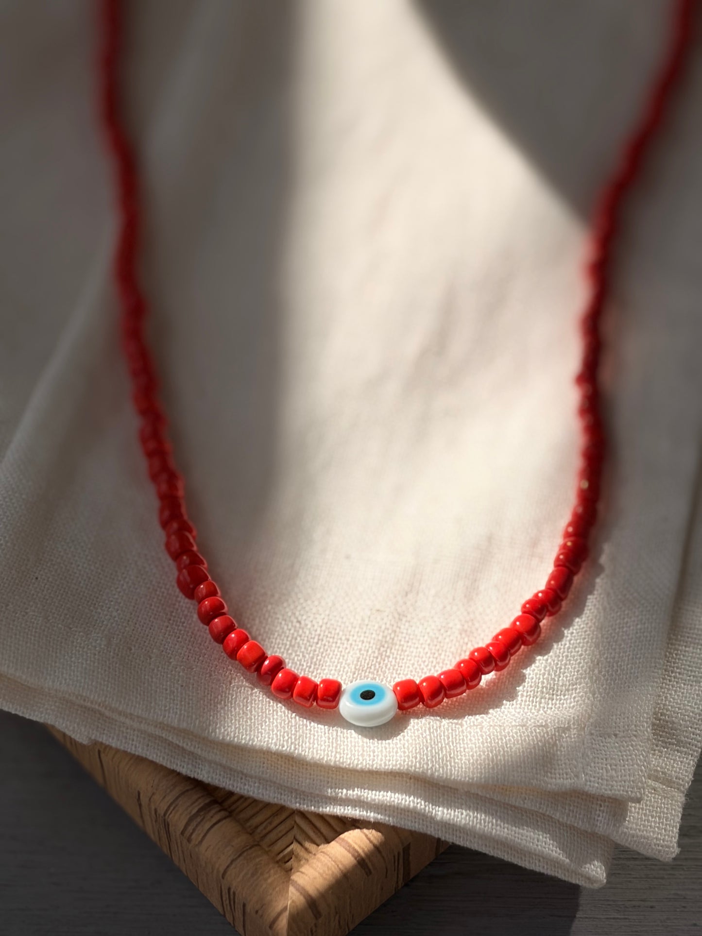 Collar mostacilla mediana roja dije ojo