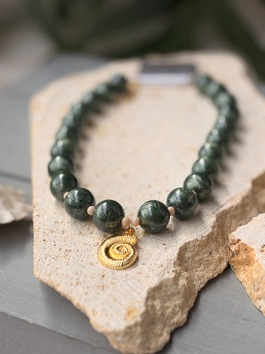 Collar bolas verdes perladas dije caracol