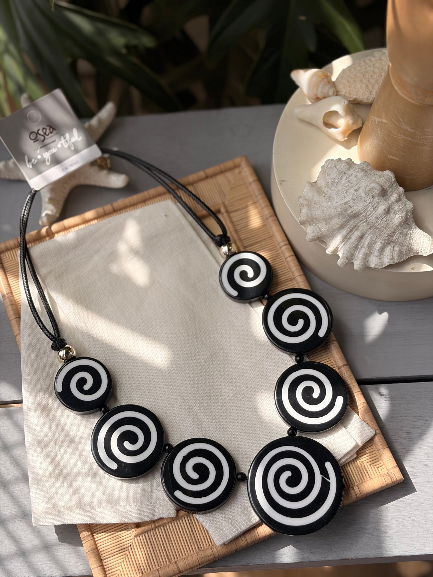 Collar cordón cuero resina espirales