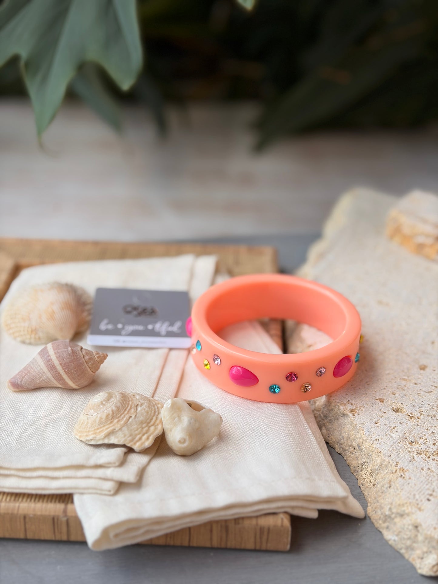 Pulsera en resina con piedras de colores