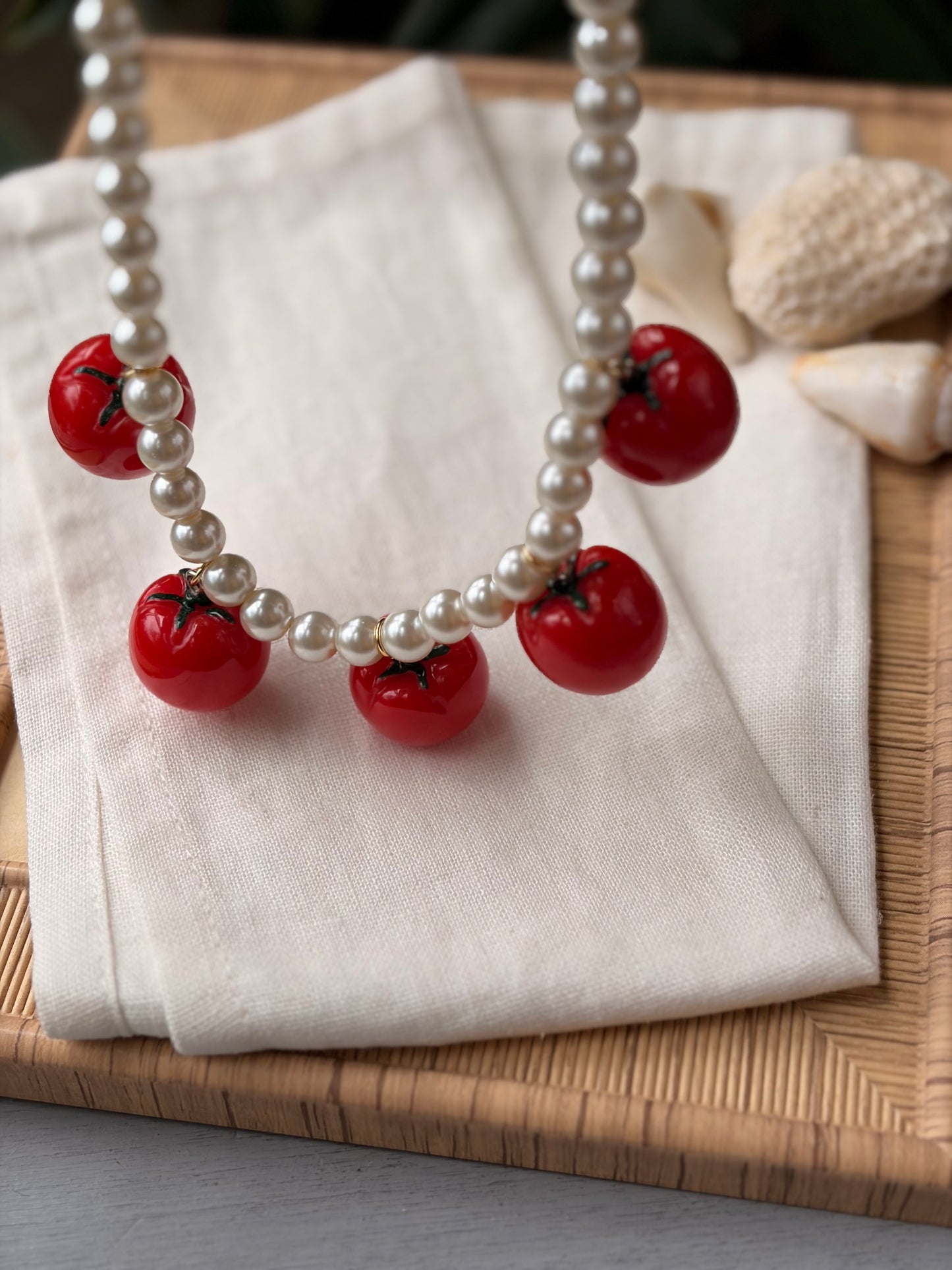 Collar perlas con dijes de tomates