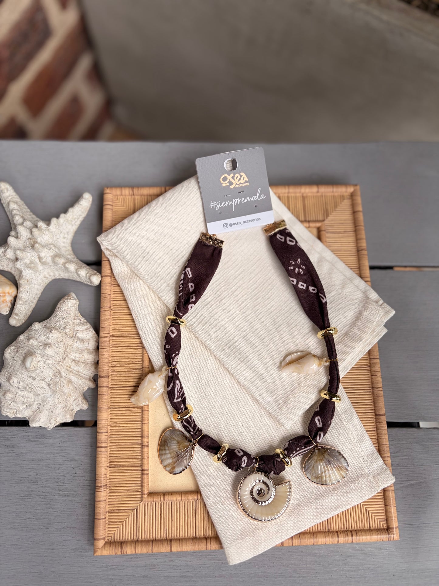 Collar de tela con dijes de playa