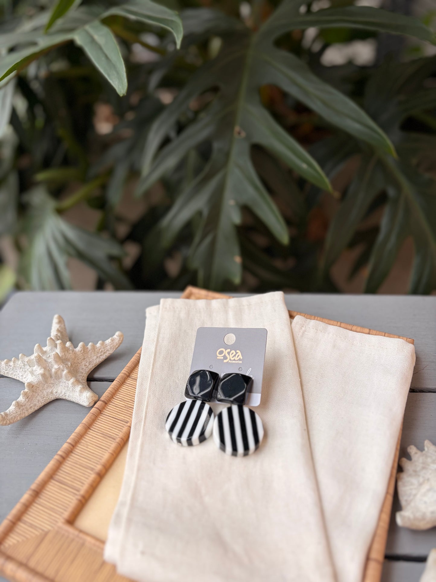 Aretes rayas blanco y negro en resina