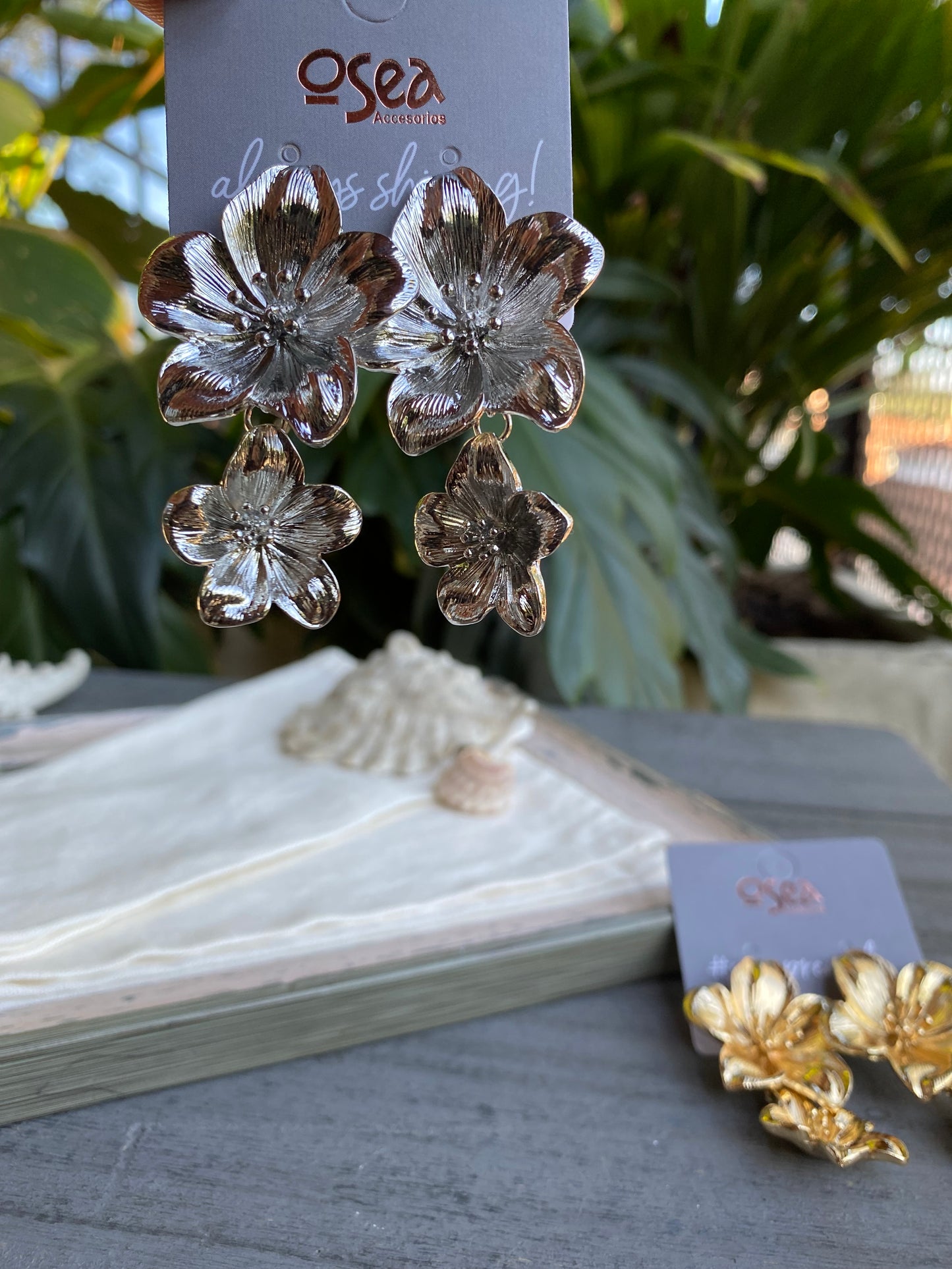 Aretes de flor doble con textura