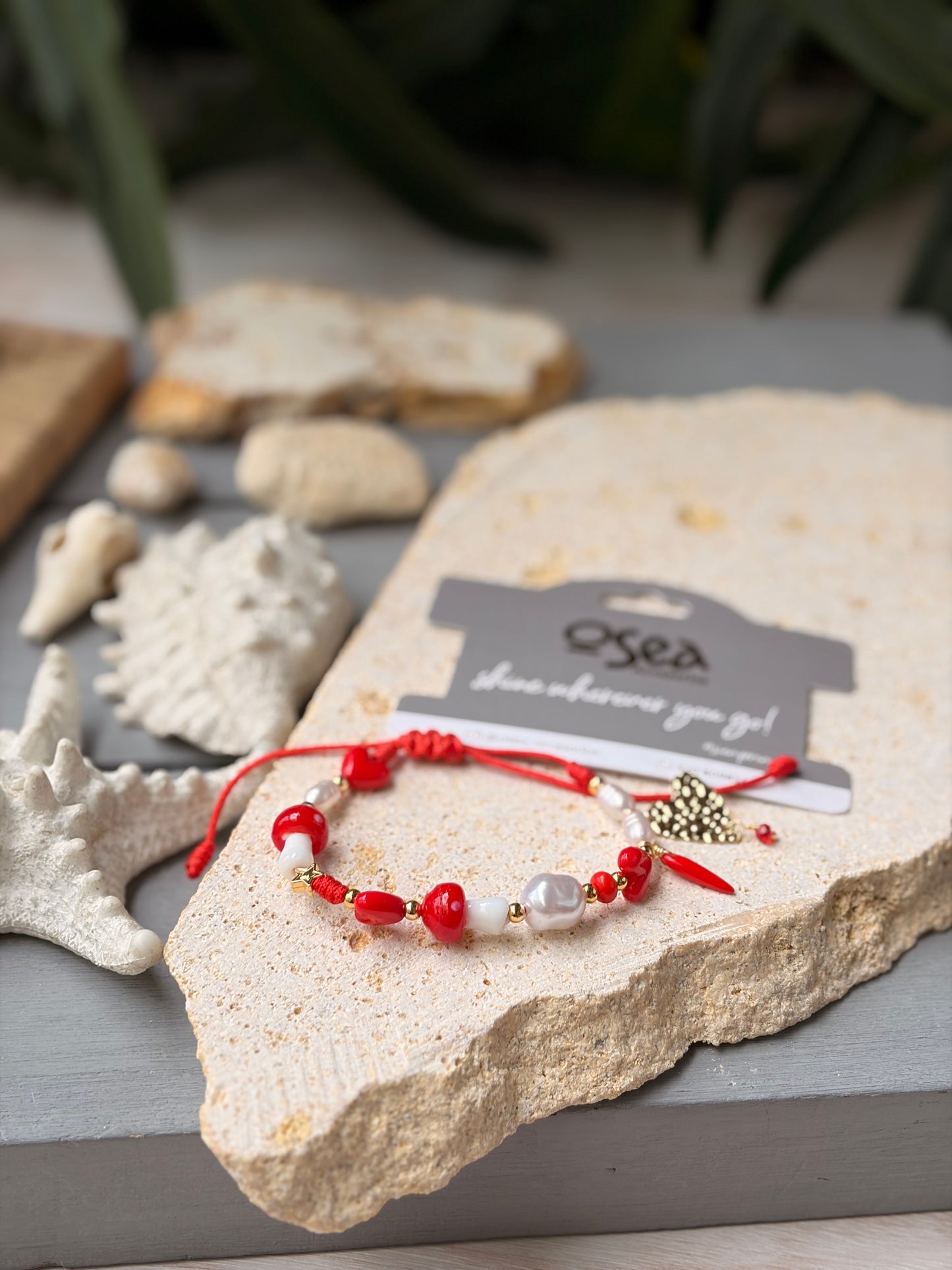 Pulsera en hilo hongos y corazones