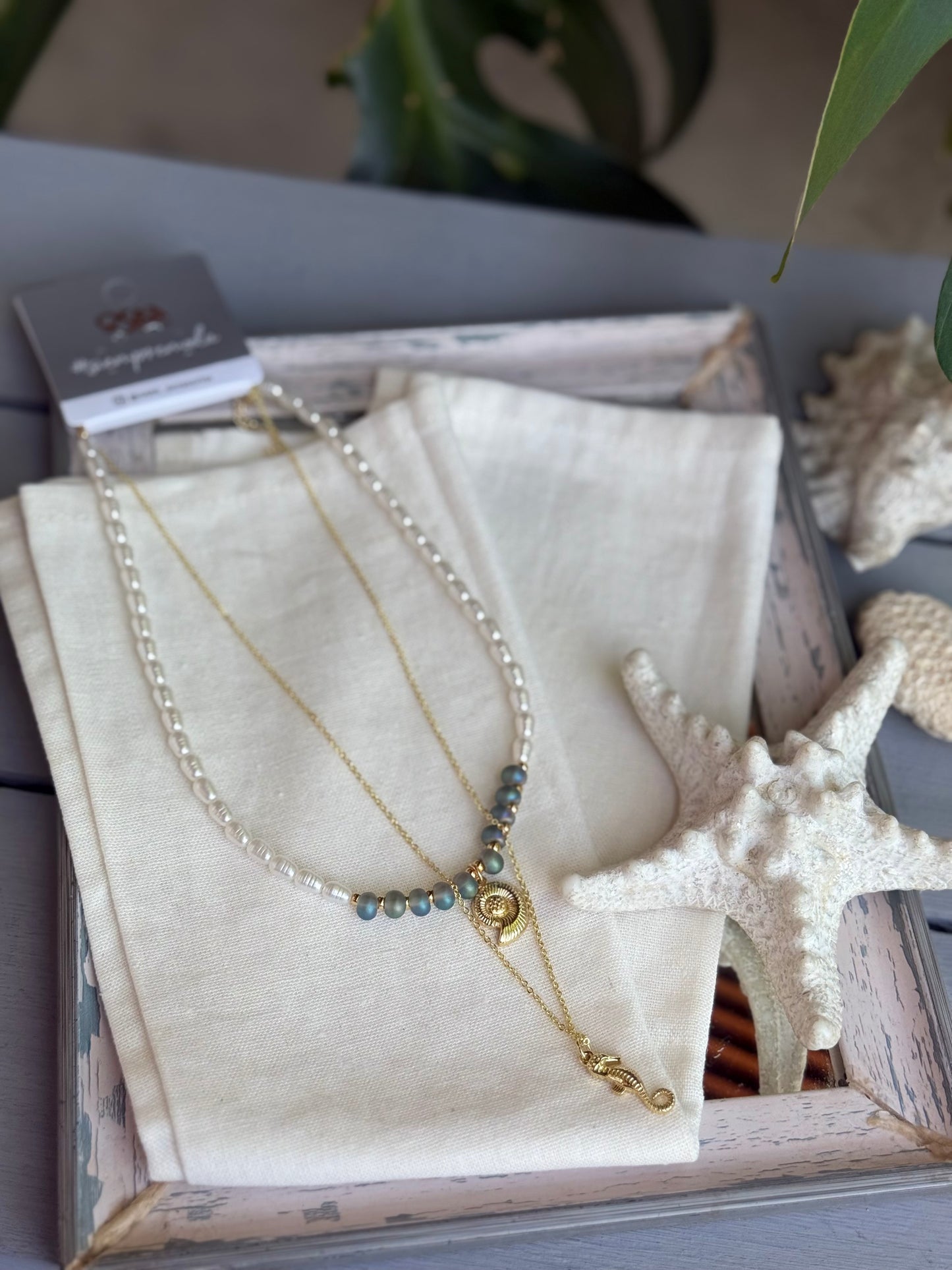 Collar doble perlas y dijes de mar