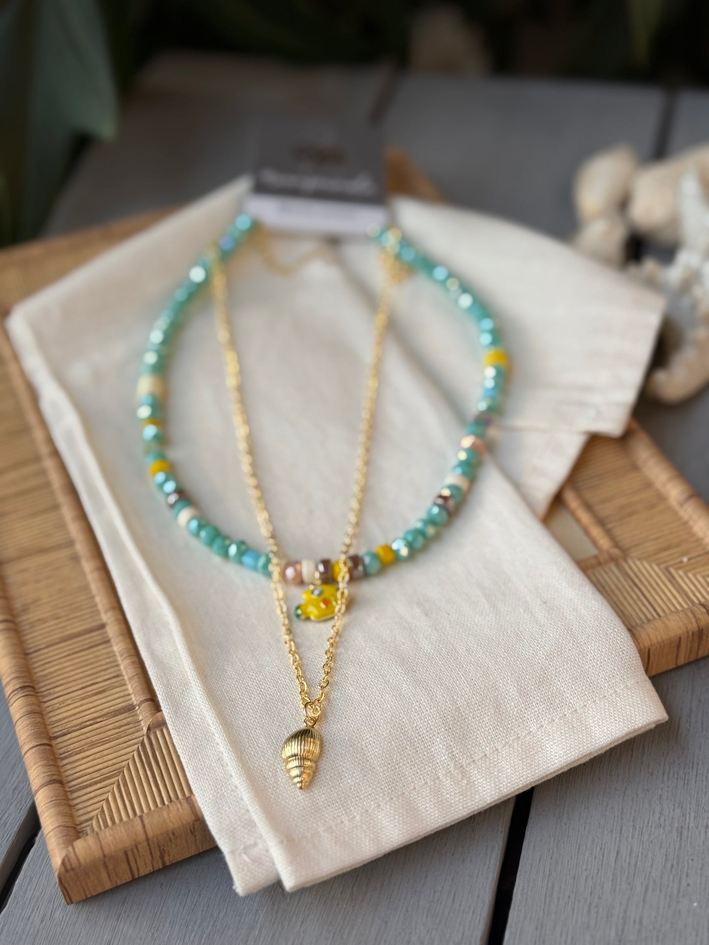 Collar doble piedras variadas cadena rodinada dije pez