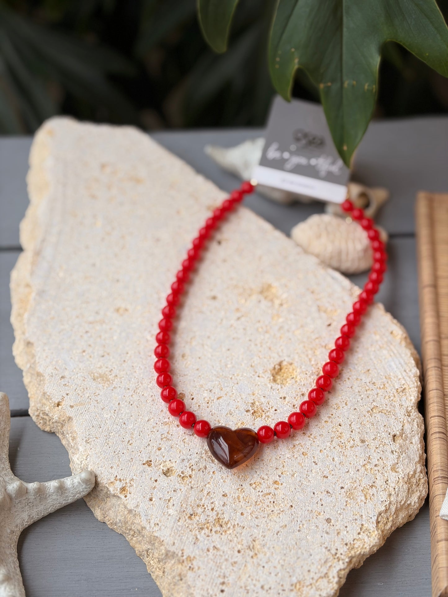 Collar corto bolas rojas pequeñas dije corazón tonos ámbar