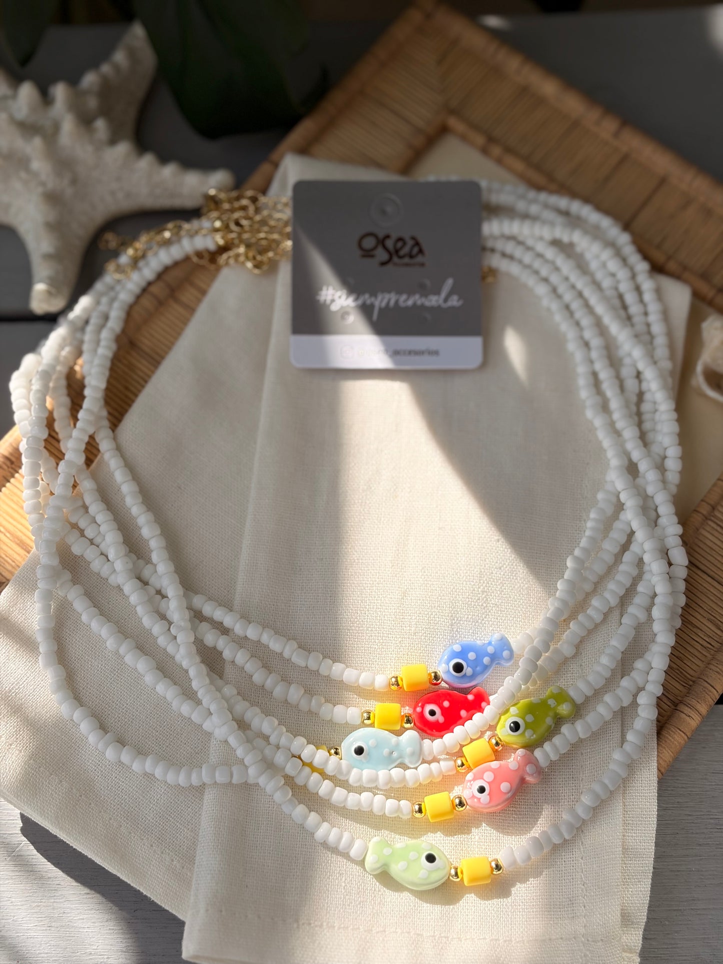 Collar mostacilla mediana blanca dije pez