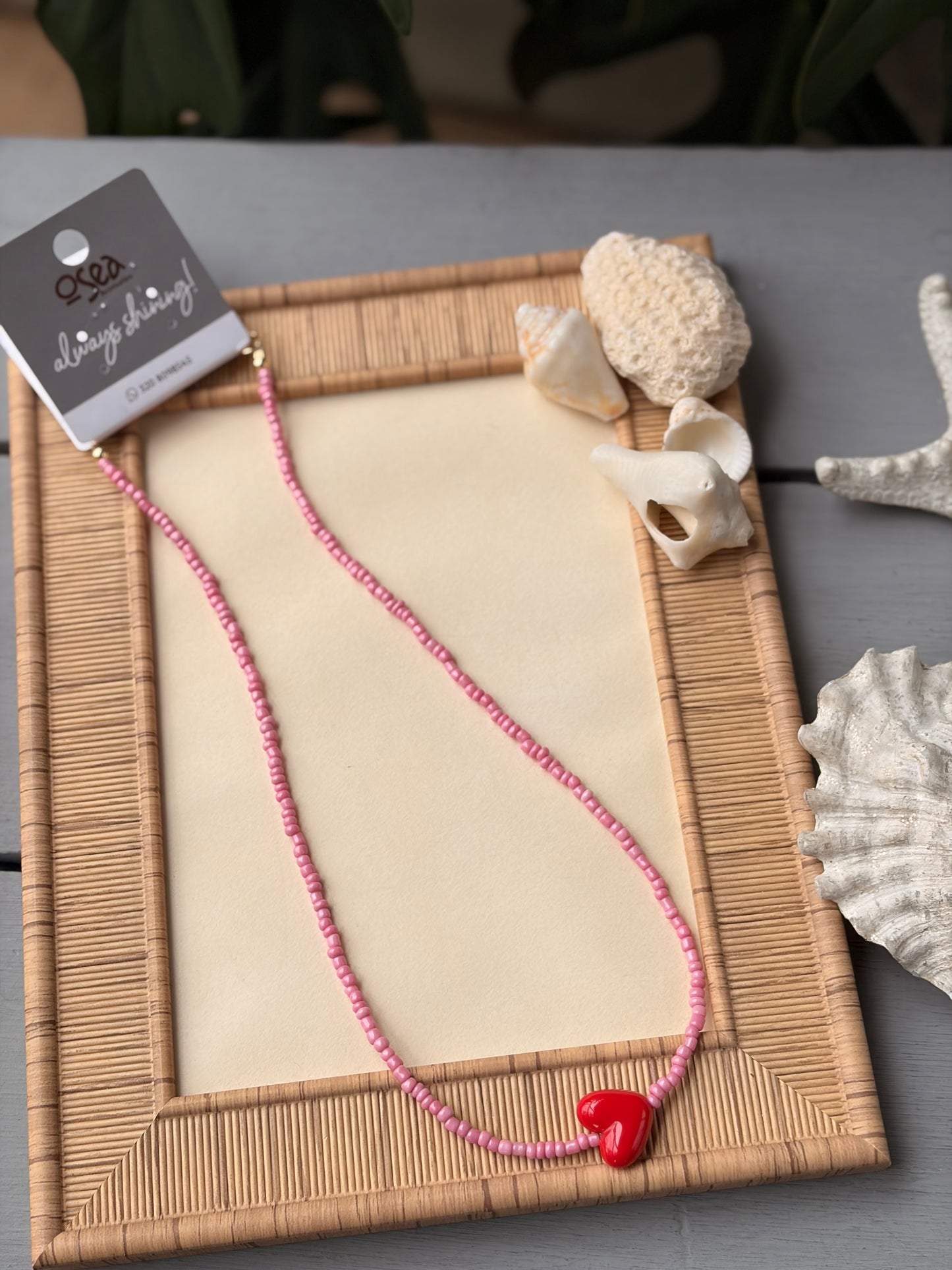 Collar mostacillas rosadas dije corazón