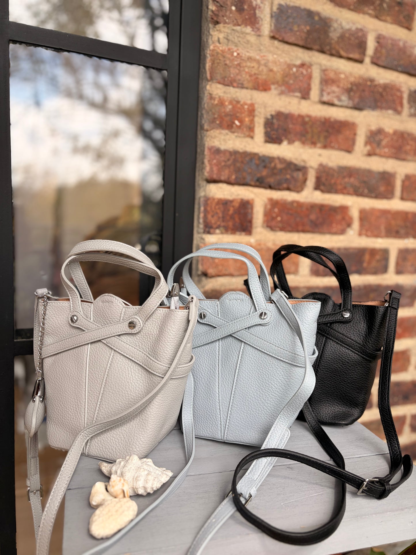 Bolso manos libres con llavero de corazón