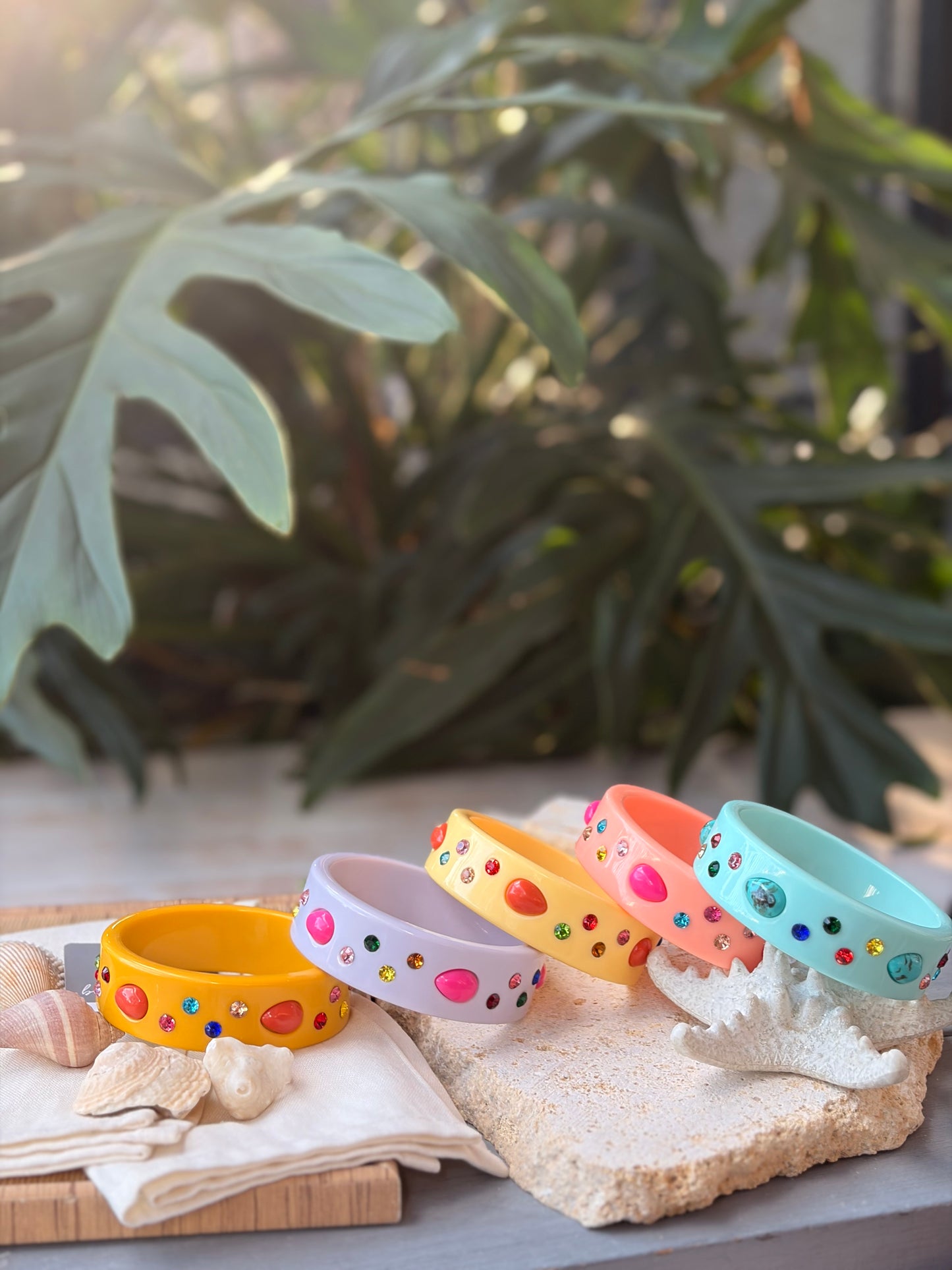 Pulsera en resina con piedras de colores