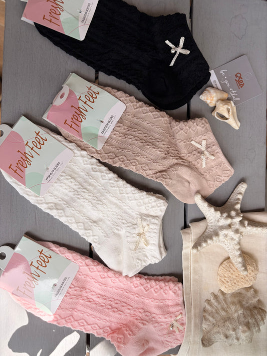 Medias cortas tejidas con mini moño