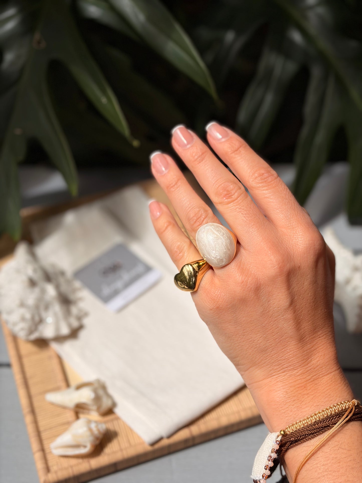 Anillo ovalado efecto nácar