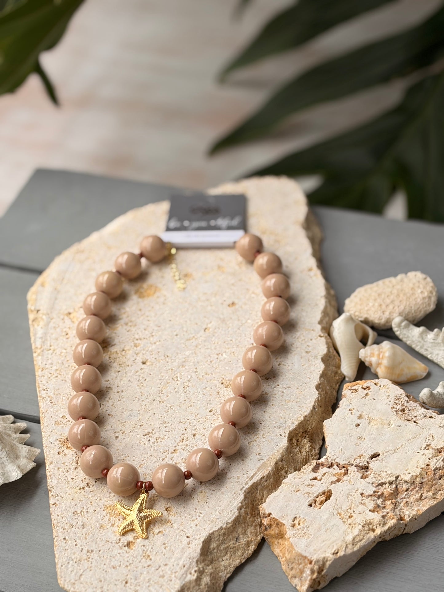 Collar bolas beige dije estrella de mar