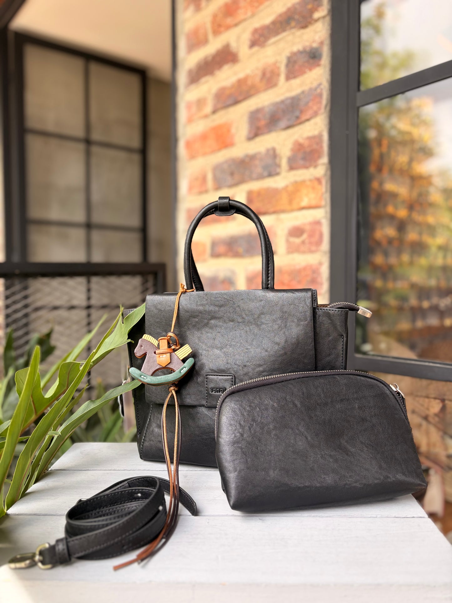 Bolso tipo cuero con detalle