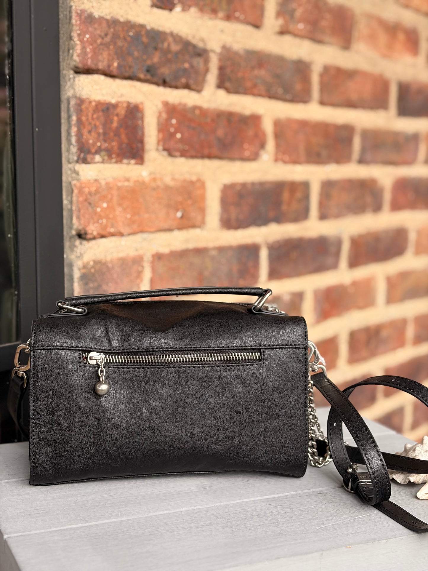 Bolso manos libres tipo baúl