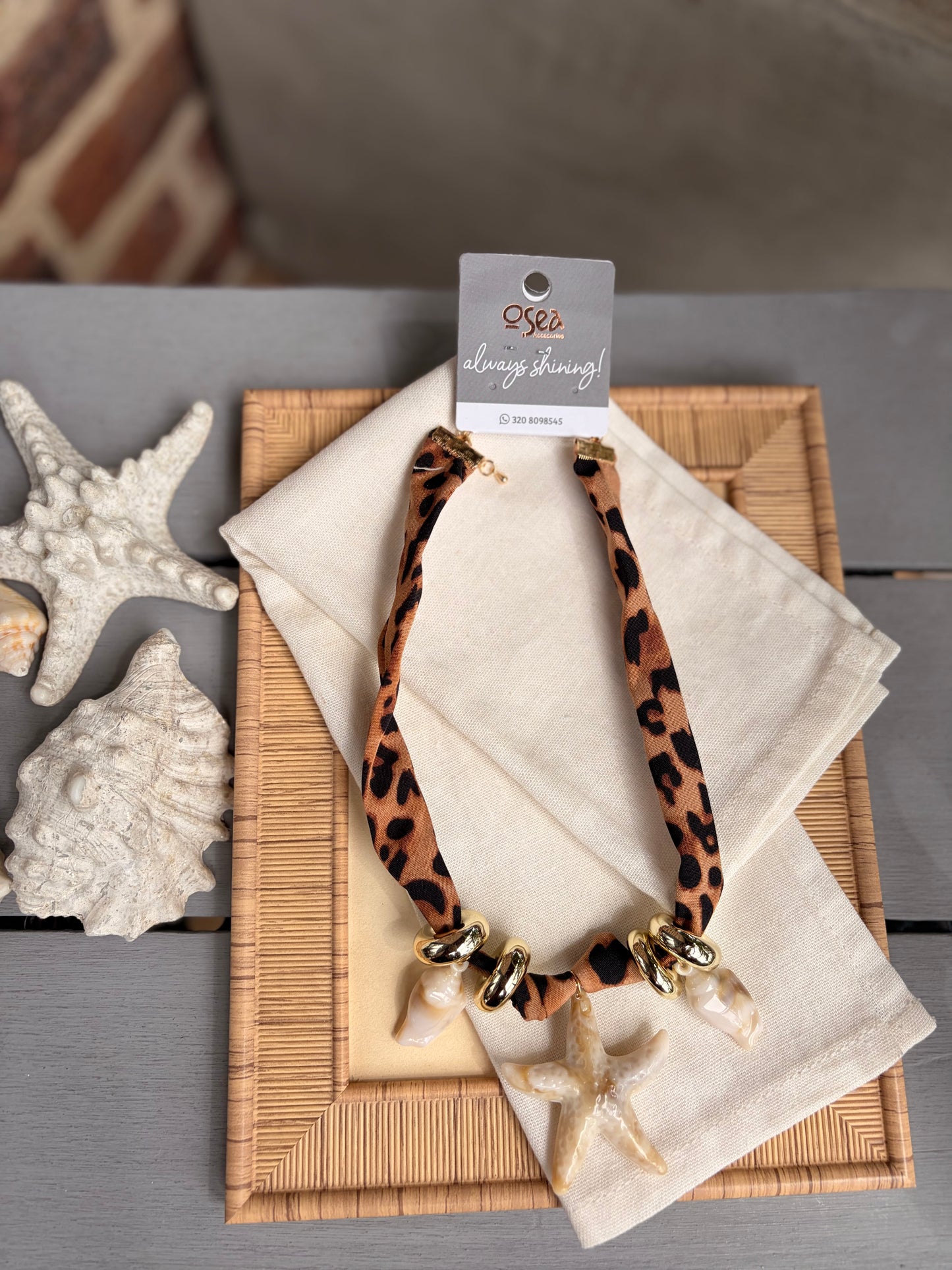 Collar de tela con dijes de playa