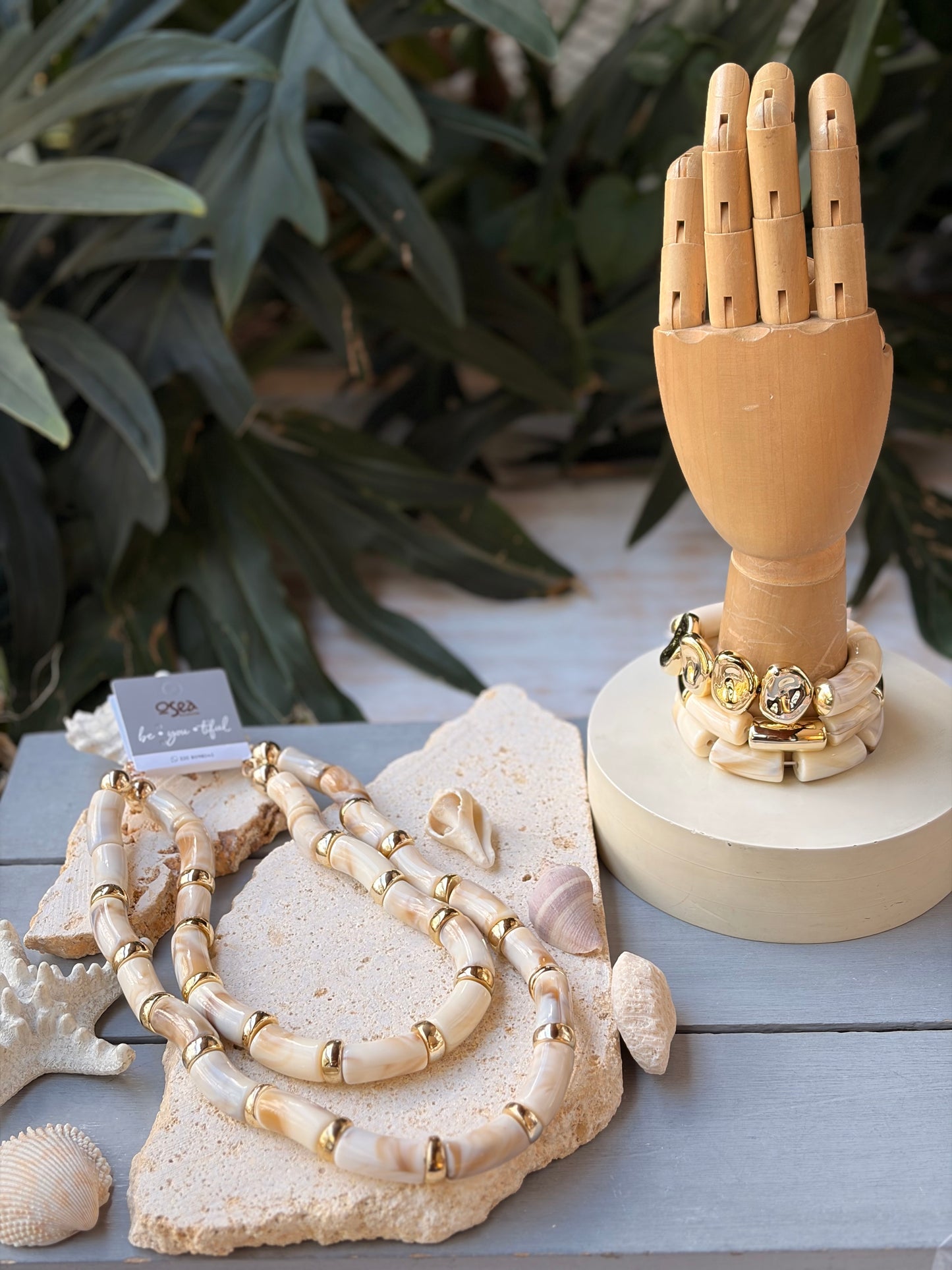 Set de pulseras en resina y fantasía fina