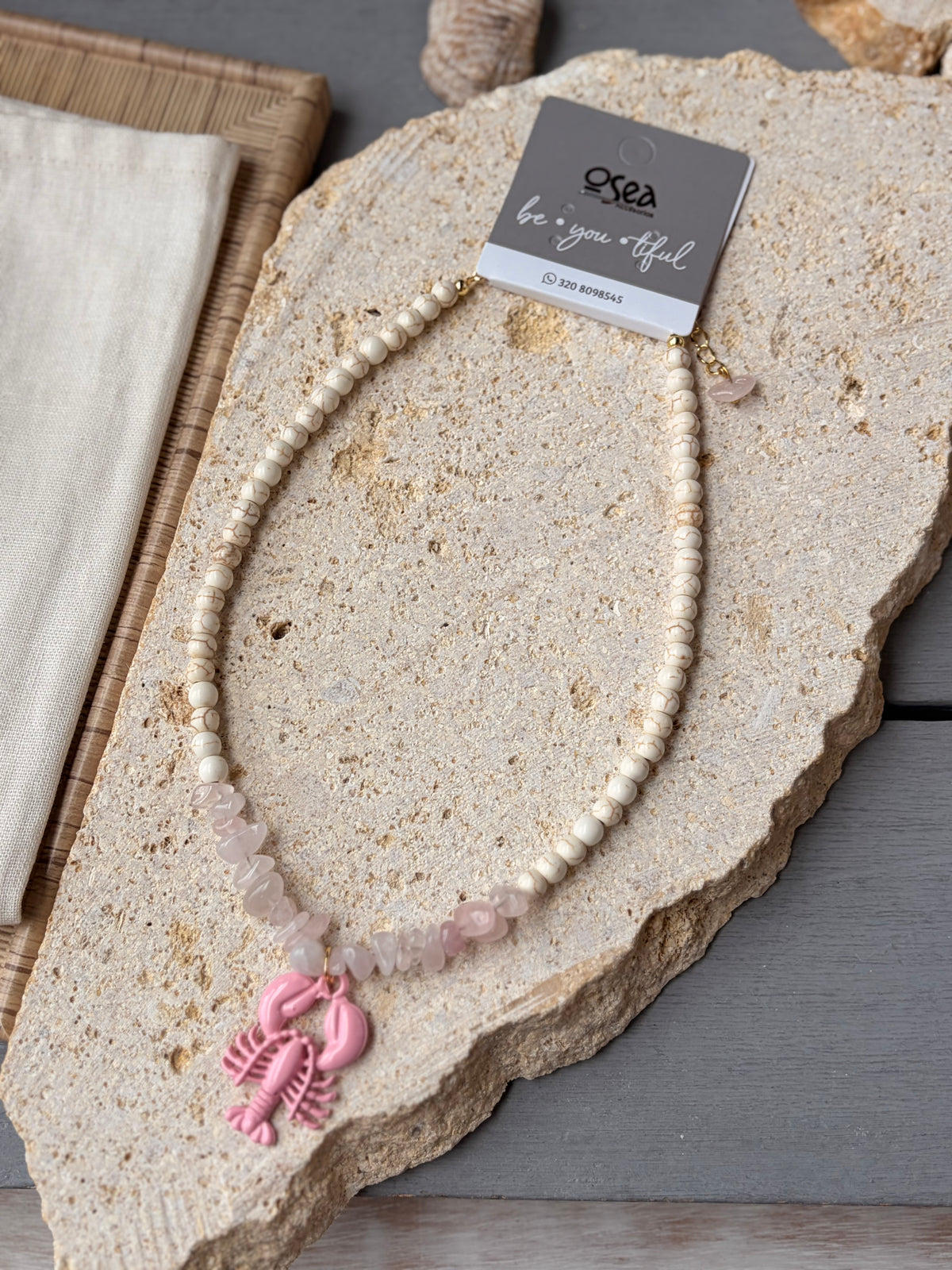 Collar en fósil y piedra natural dije langosta esmaltada