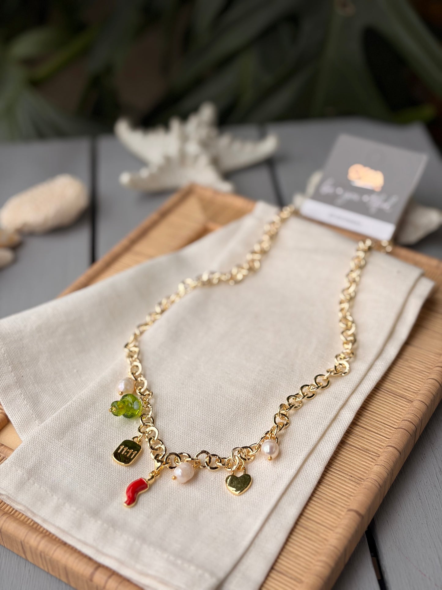 Collar rodinado con dijes variados