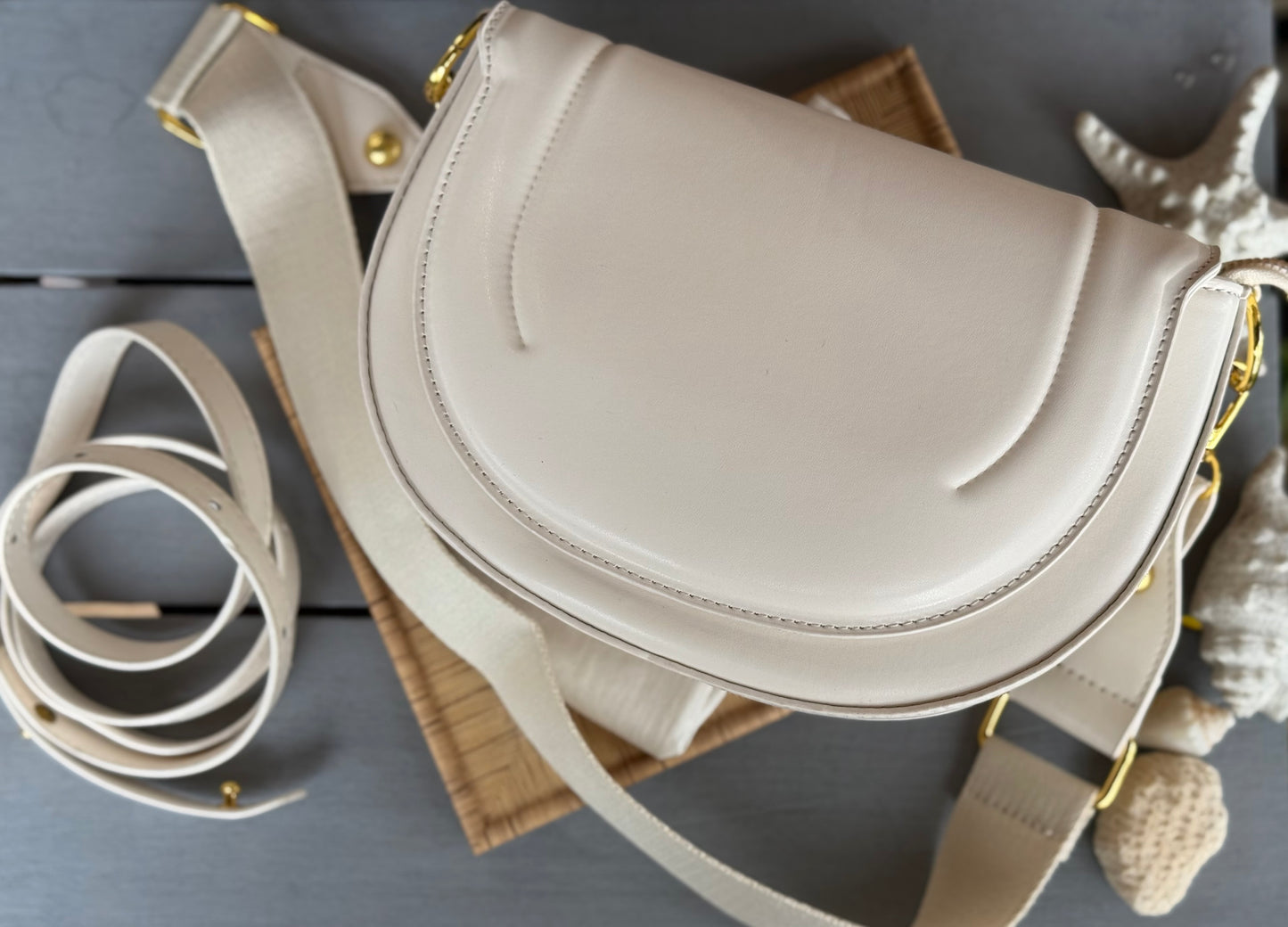 Bolso manos libres tipo cuero con doble cargadera