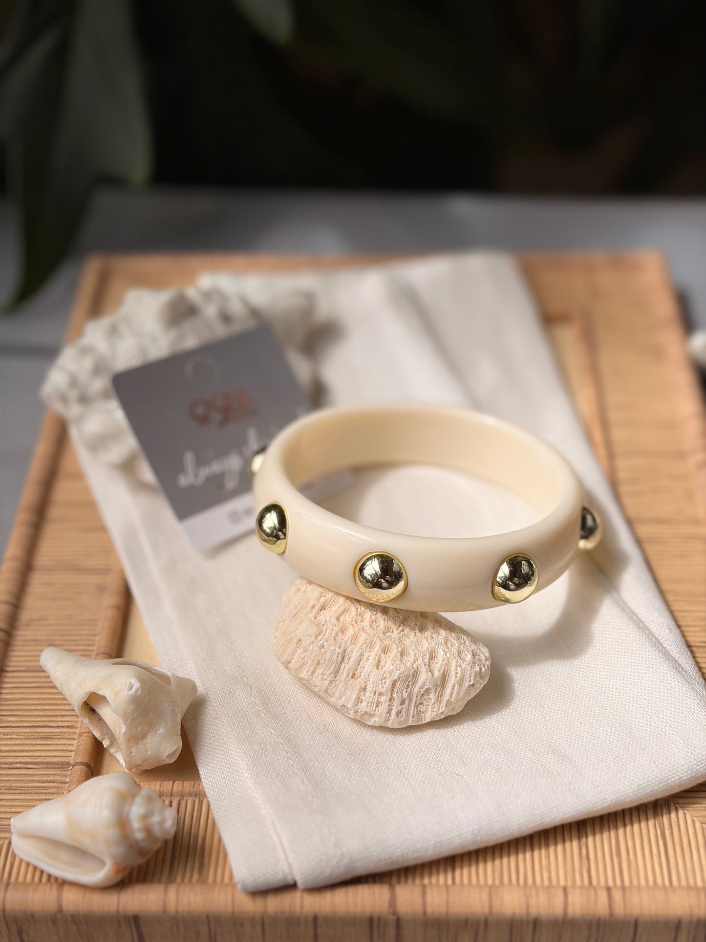 Pulsera en pasta con taches dorados