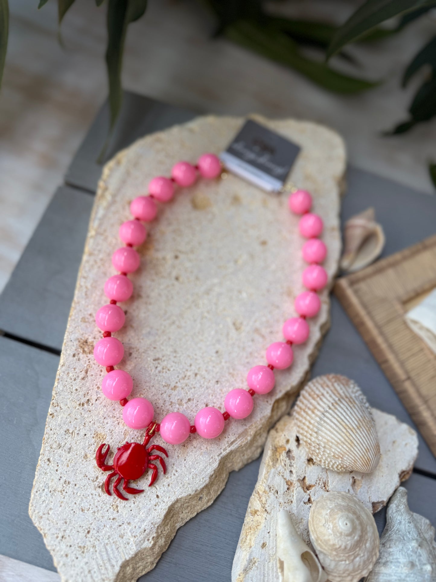 Collar bolas rosadas y cangrejo rojo