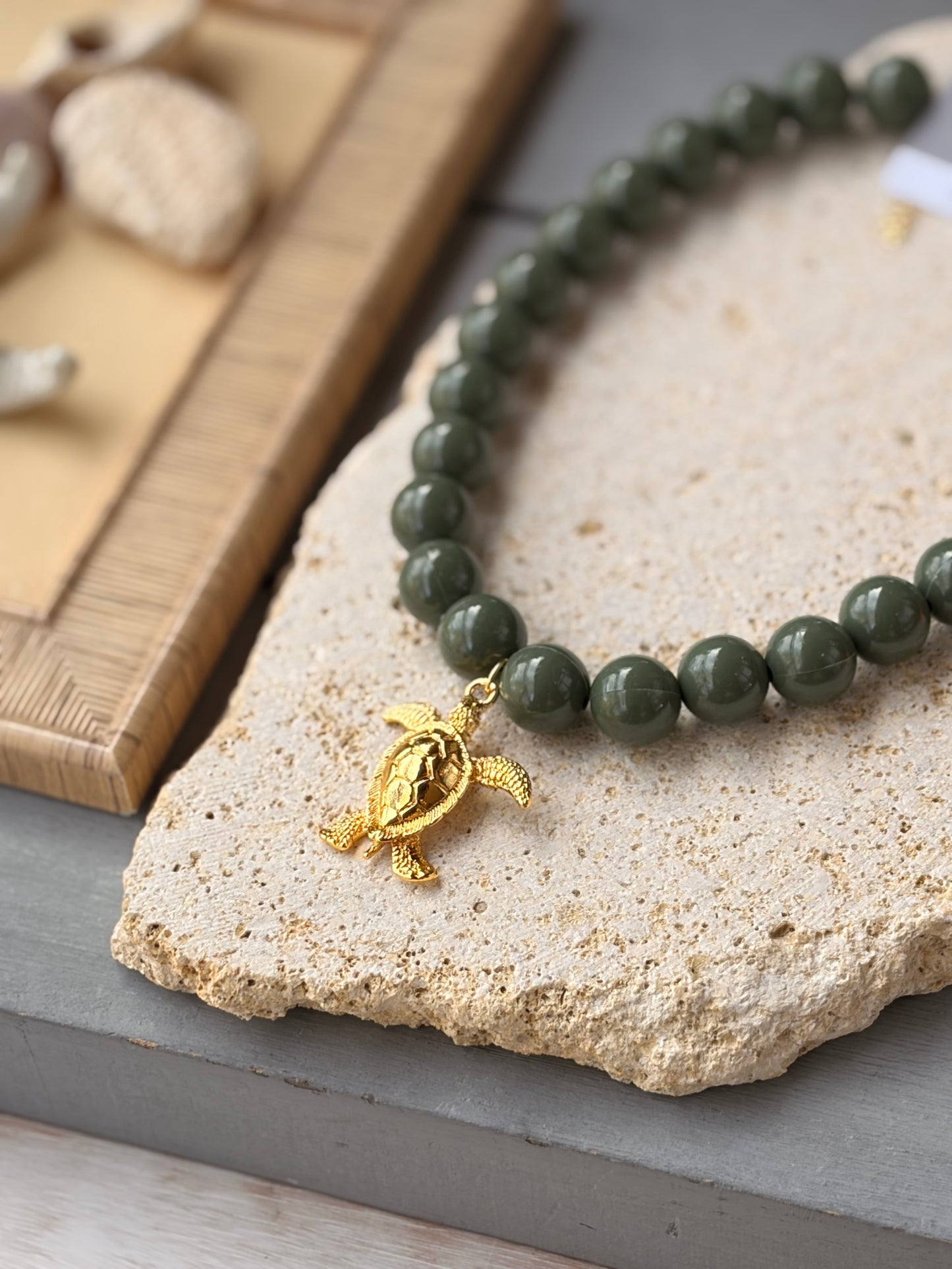 Collar bolas verde dije tortuga de mar 24k