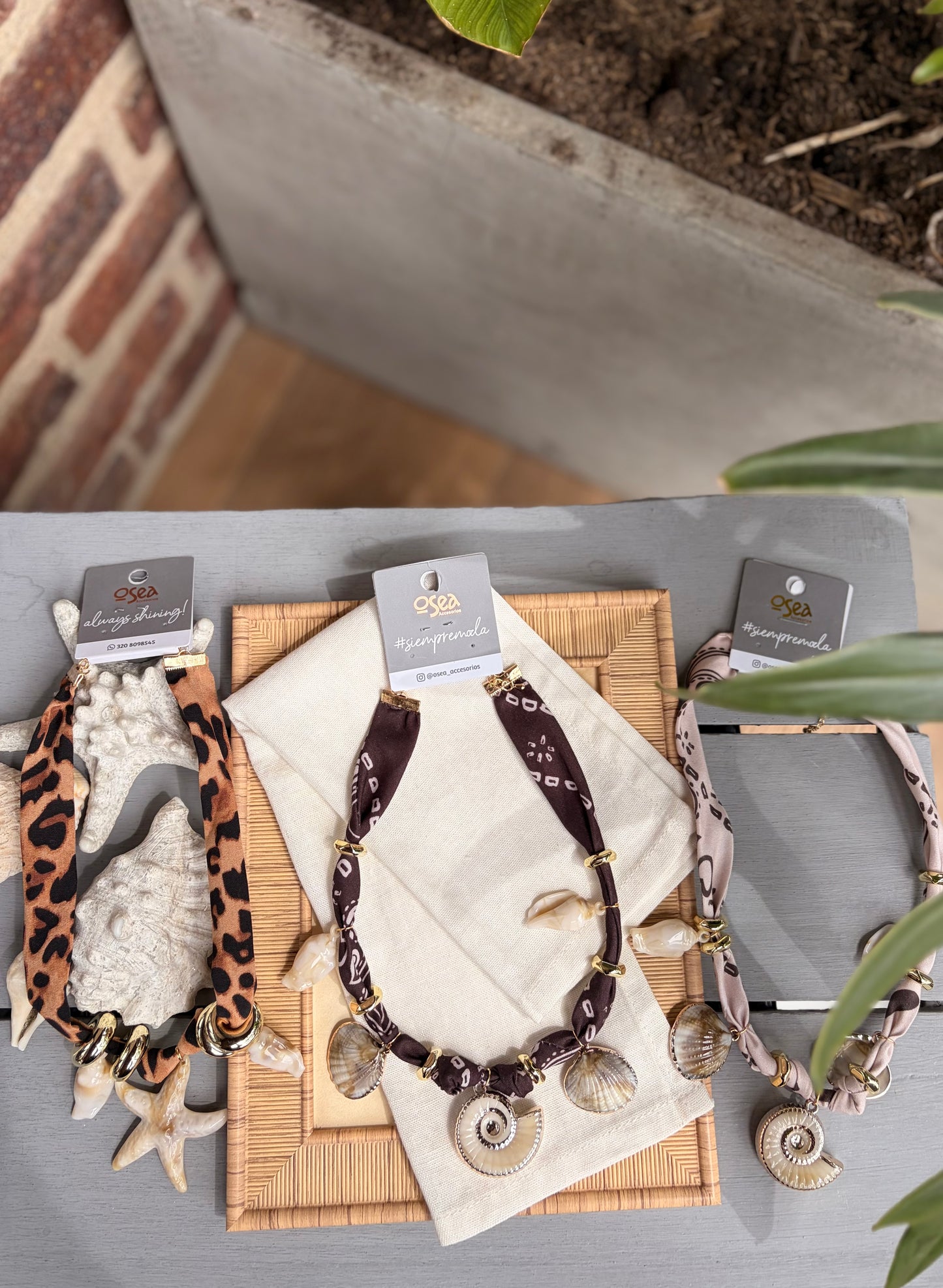 Collar de tela con dijes de playa