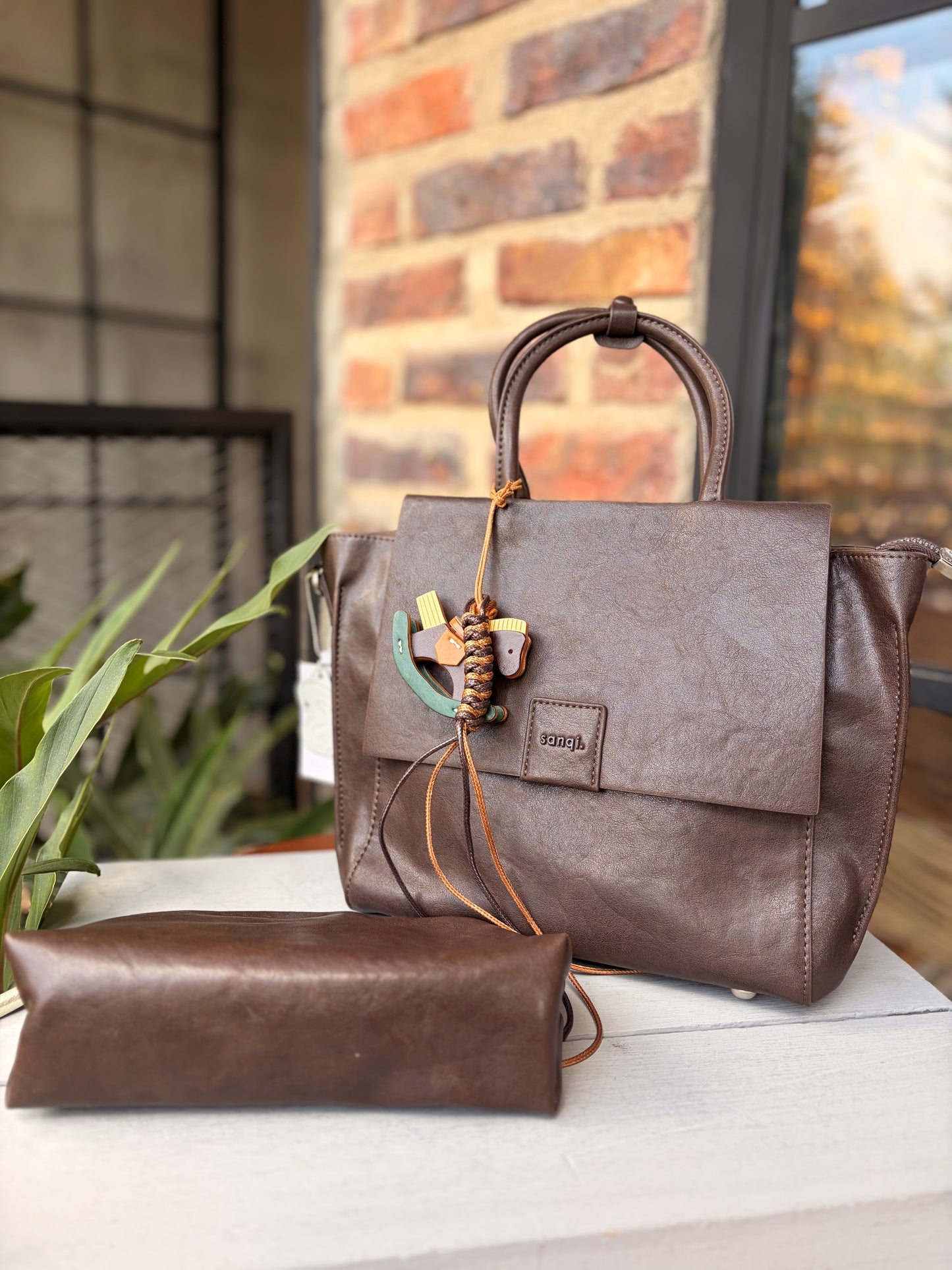 Bolso tipo cuero con detalle