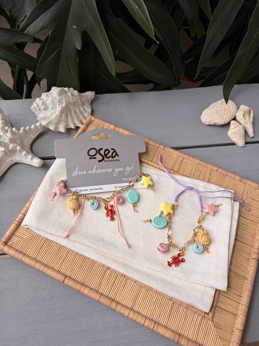 Pulsera con dijes pastel y langosta