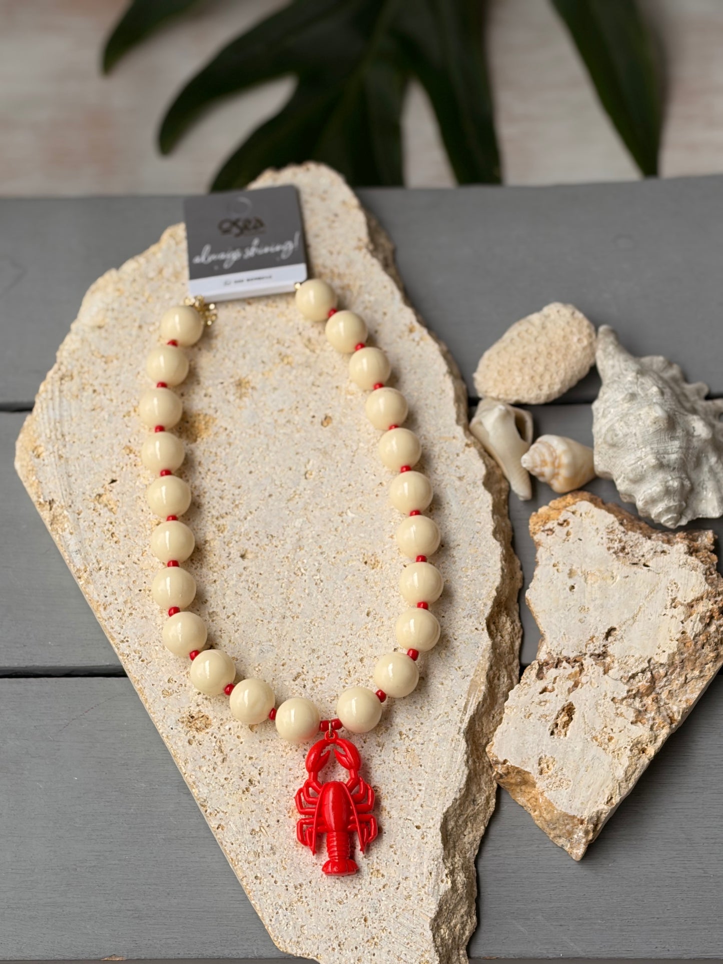 Collar bolas beige langosta roja