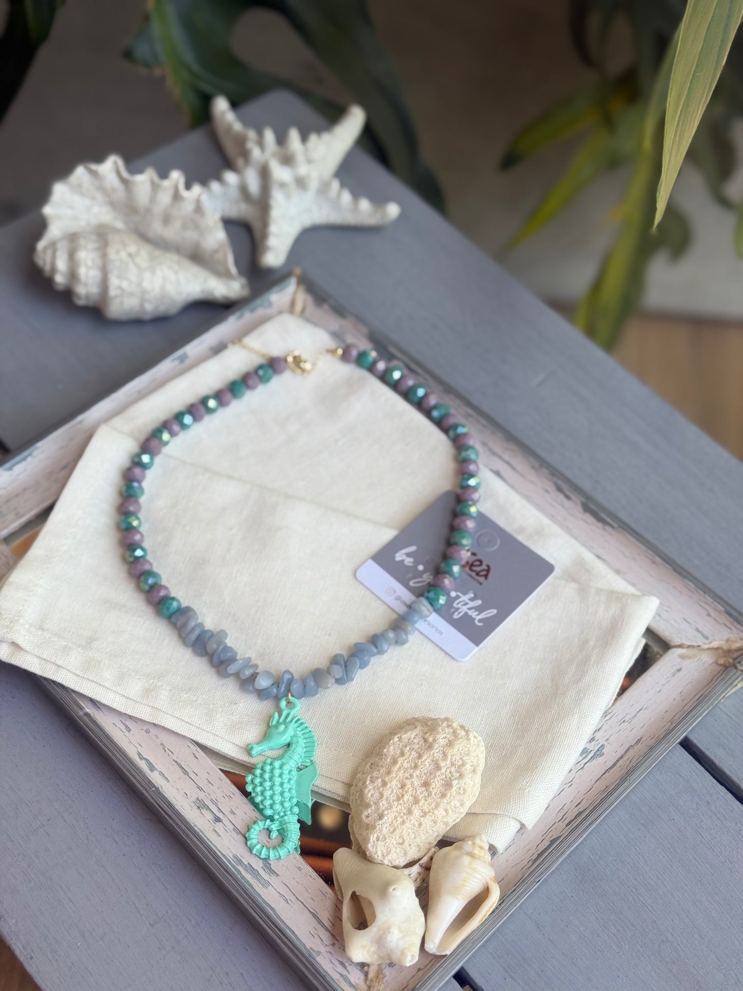 Collar en piedras y murano con dije de caballo de mar