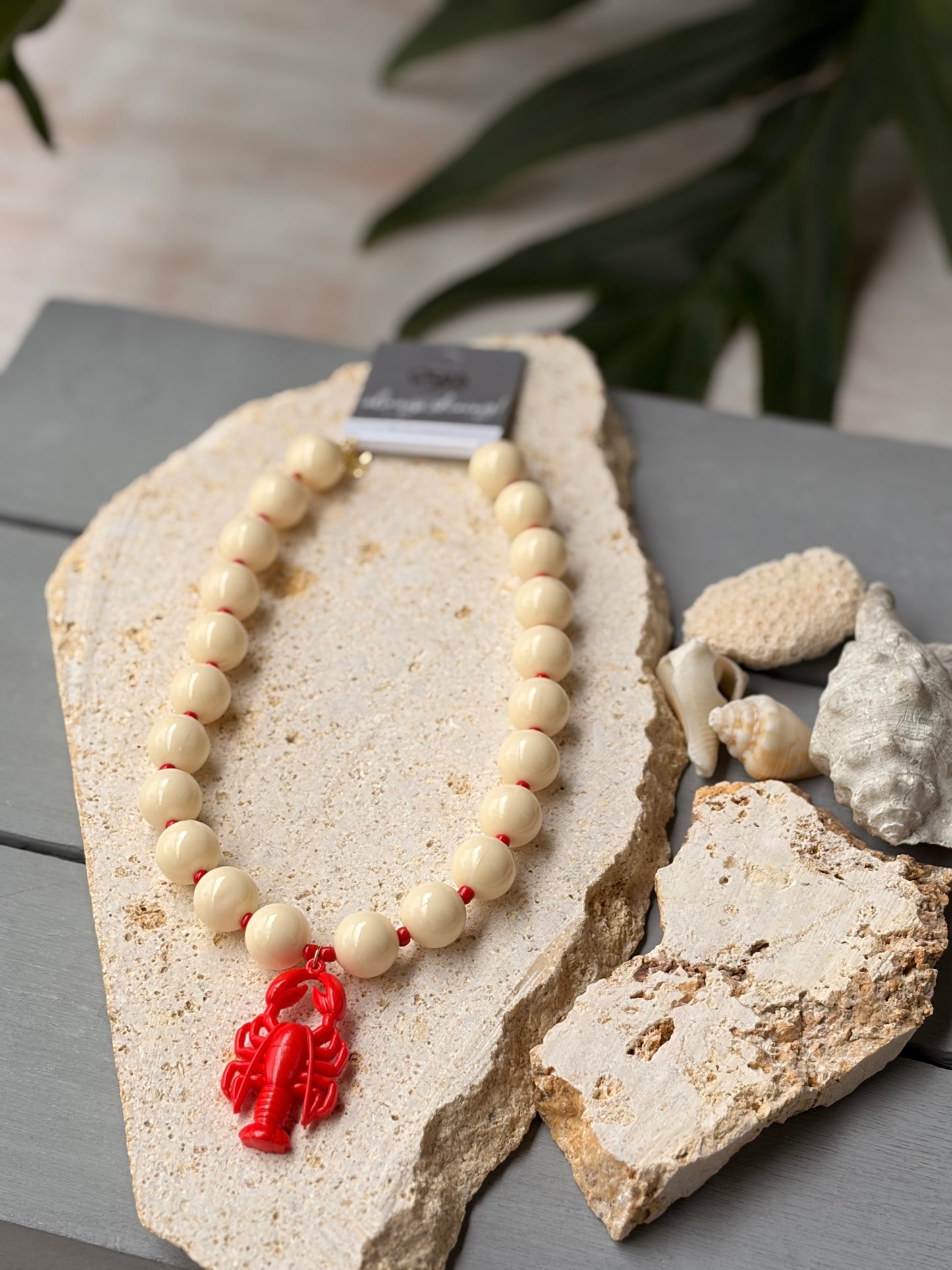 Collar bolas beige langosta roja