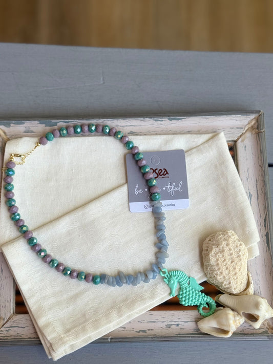 Collar en piedras y murano con dije de caballo de mar