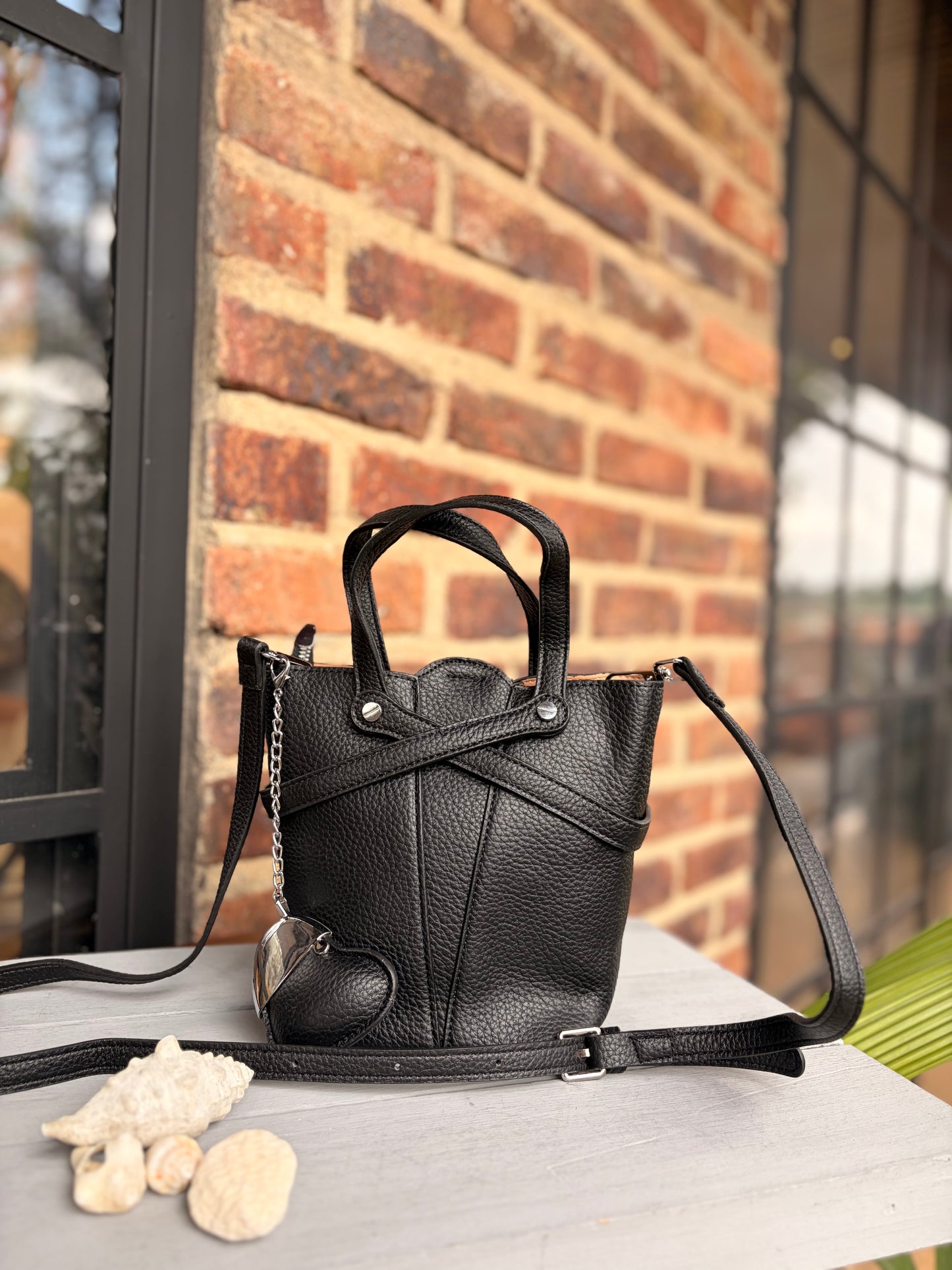 Bolso manos libres con llavero de corazón