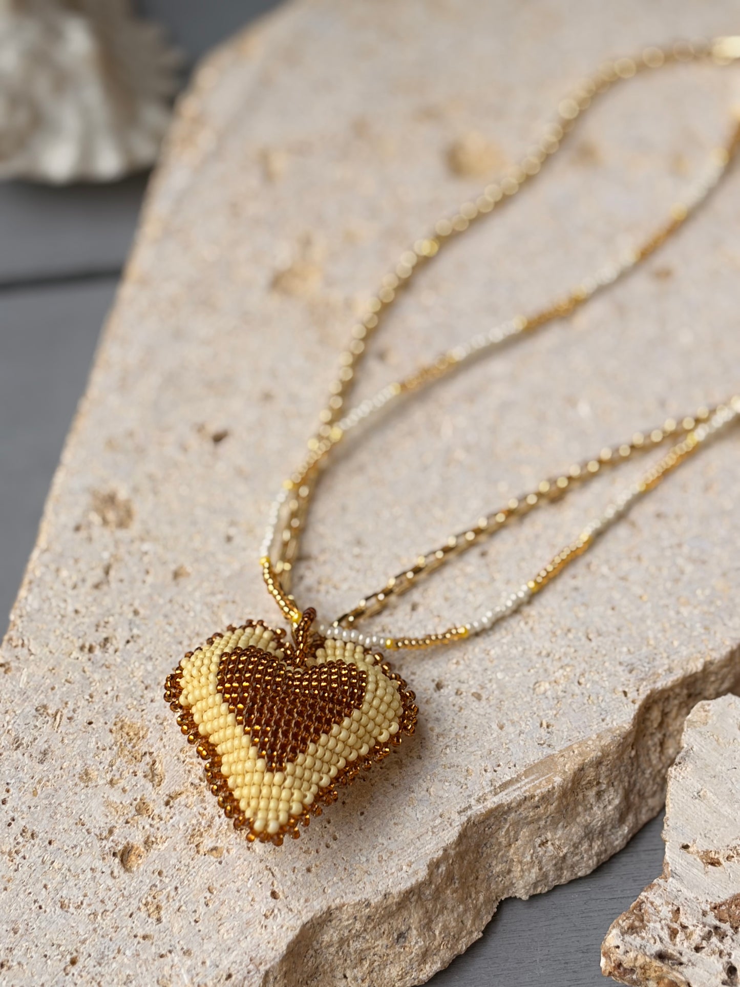 Collar tejido en mostacilla corazón doble faz