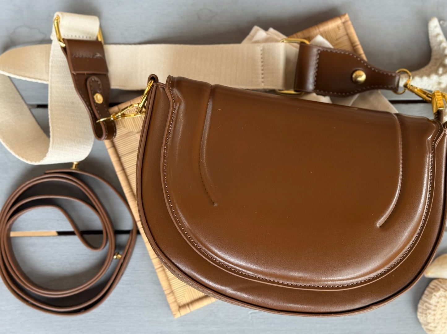 Bolso manos libres tipo cuero con doble cargadera